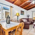 Mimi\'S And Nana\'S Beach House